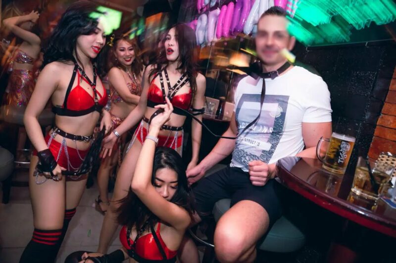 About 6 playful-bdsm-in-ho-chi-minh-with-gitl-have-dog-lead-around-customer-neck