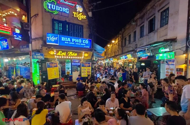 Nightlife Ho Chi Minh - Top 5 Must-Do Night Time Activities! 3 Nightlife Ho Chi Minh City Bia Hoi Pham Ngu Lao Street