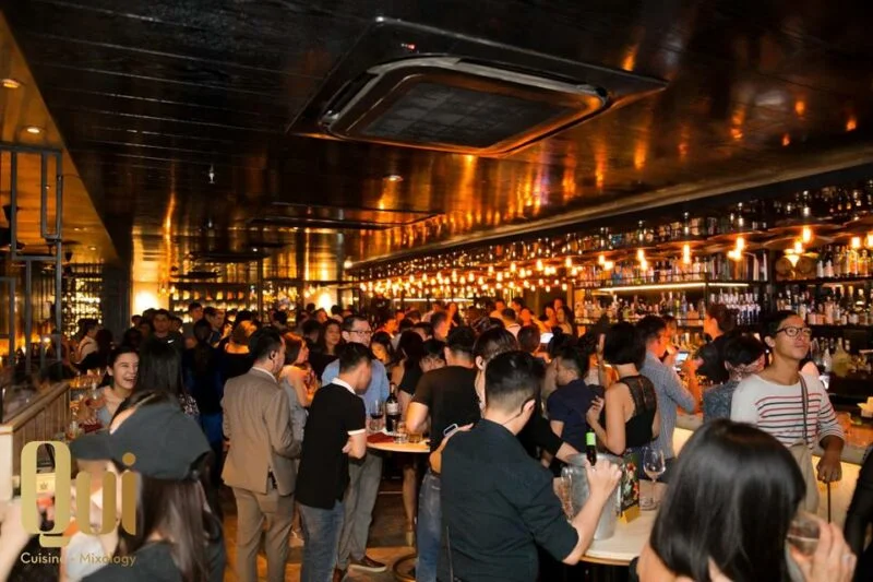 Nightlife Ho Chi Minh - Top 5 Must-Do Night Time Activities! 4 Nightlife Ho Chi Minh City Crowded Pubs