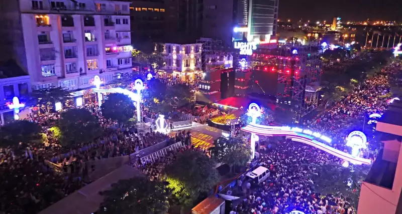 Nguyen Hue Walking Street At Christmas